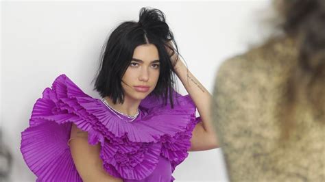 Dua Lipa Shares Stunning Poolside Pics In Tiny。